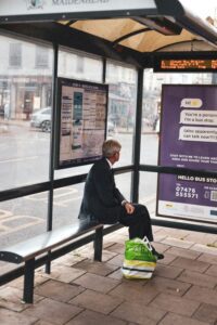 esperando al autobus con desconexión digital